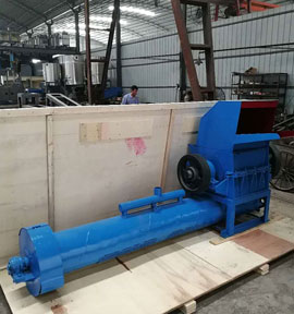 Crush machine for plastic materials